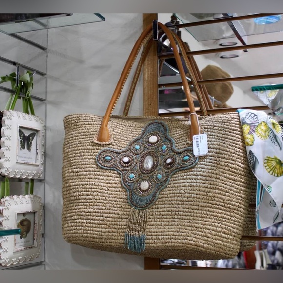 Straw Bag tote from Four Seasons Hotel shop - Picture 7 of 8